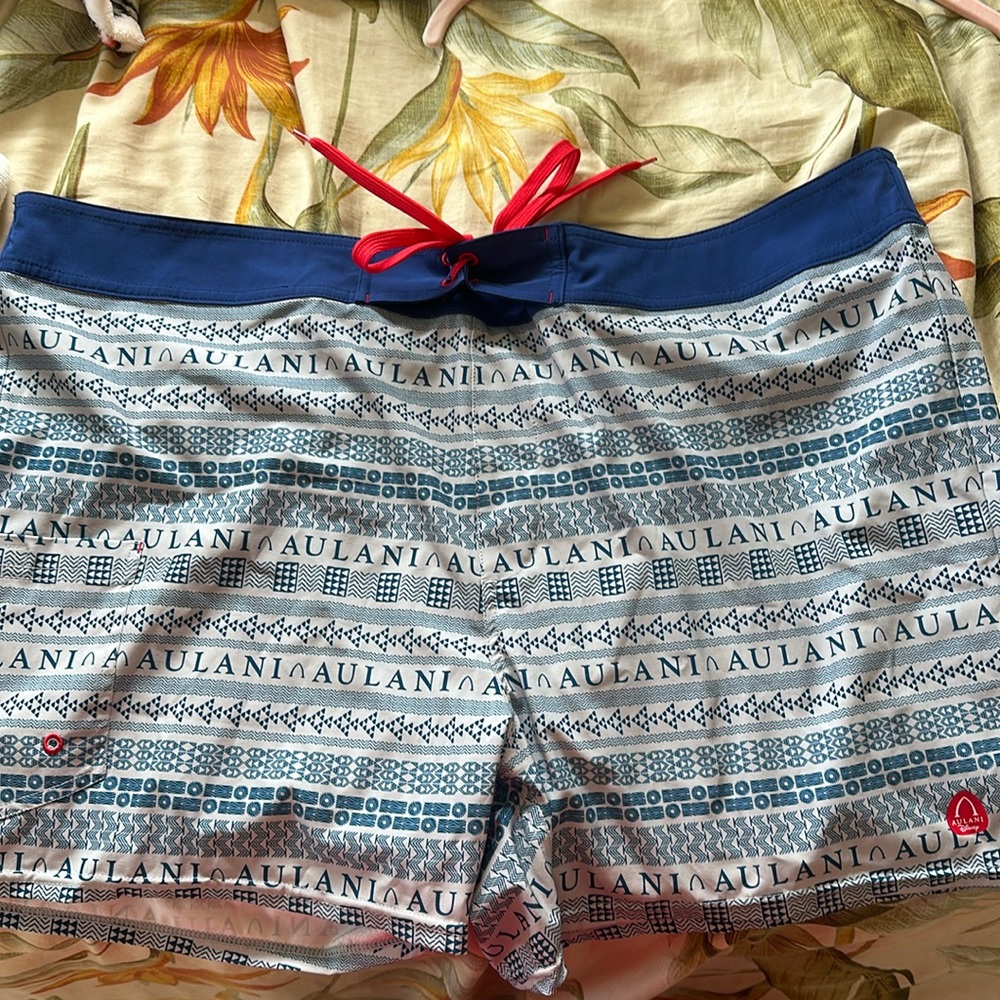 New disney Aulani mens xxl swim trunks